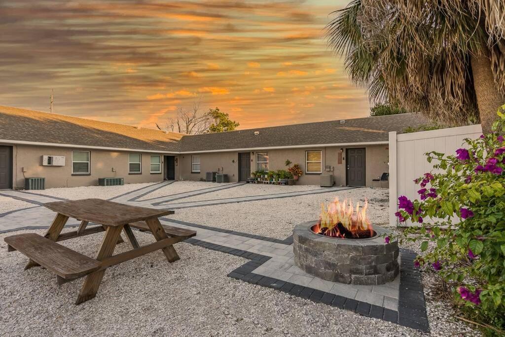 Driftwood Castle Urban Oasis With Firepit Near Convention Center And Amalie Arena, Room For 6 Tampa Exterior foto